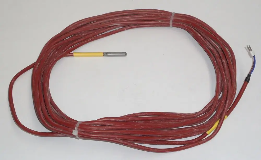 Roter Kabelstrang mit Temperaturfühler an einem Ende, geeignet für Anwendungen wie Heizungs- oder Kühlsysteme, z.B. von Daikin.